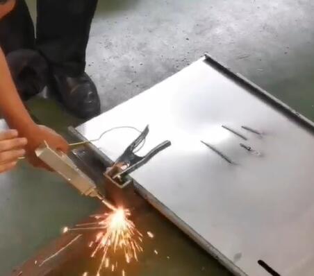 手持激光焊接机工作现场